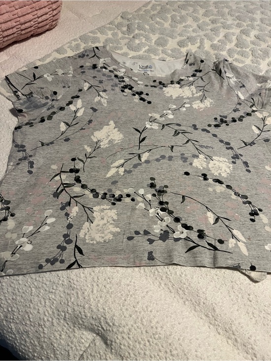 croft & barrow Tops - croft & barrow Gray Floral Short Sleeve Tee with White and Black Accents